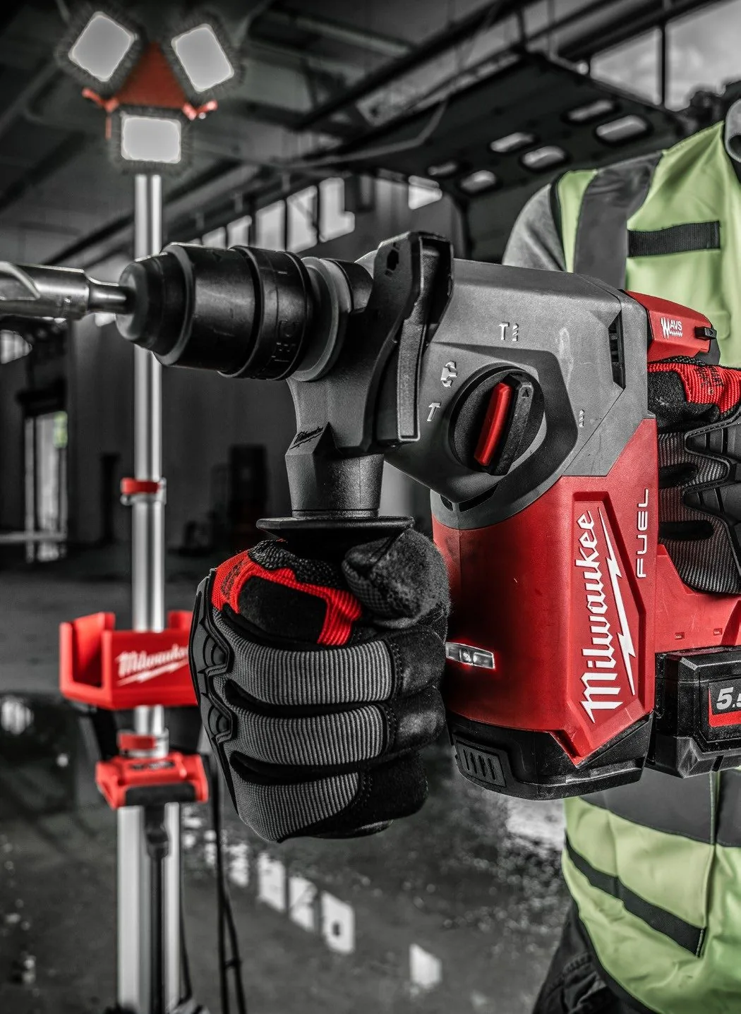 師傅手持 Milwaukee M18 FUEL FHX 快拆免出力鎚鑽，裝上 M18 電池